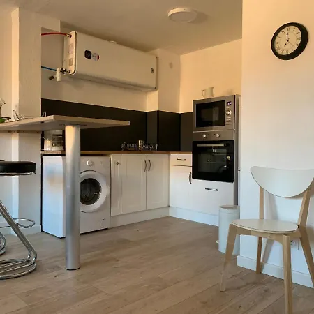 Nimes : Charmant Studio Centre Ville * Νιμ