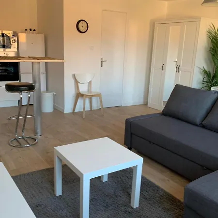 Nimes : Charmant Studio Centre Ville Νιμ